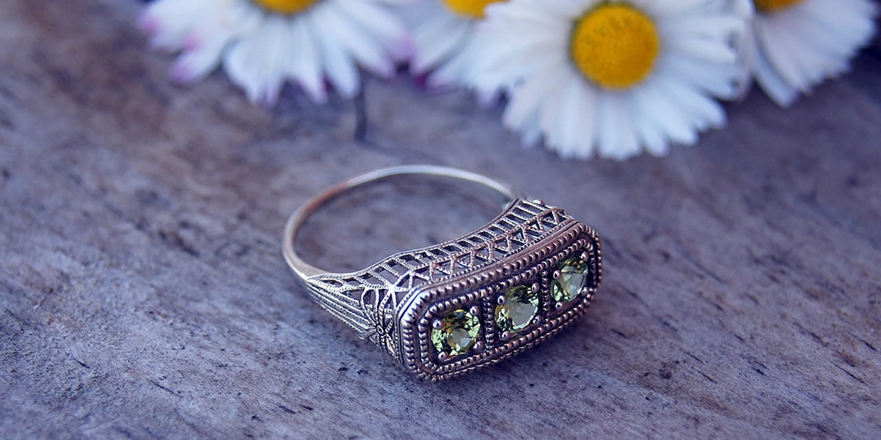 Decoding the Hype: Why Everyone's Buzzing About Second Hand Jewellery!