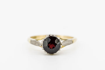 18CT GOLD RING WITH GARNET STONE