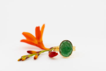 Emerald stone set in 20ct gold ring