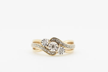 9ct gold ring with imitation diamonds.