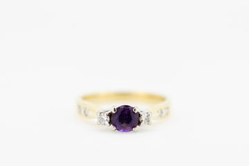Sapphire and diamonds set in 18ct gold ring