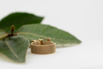 UNIQUE Retro 18ct gold mesh flexible belt and buckle ring which is adjustable.