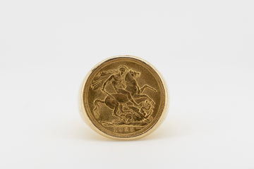 1925 22CT Gold Sovereign B.P Minted in South Africa set into a large, heavy 18ct solid gold ring.