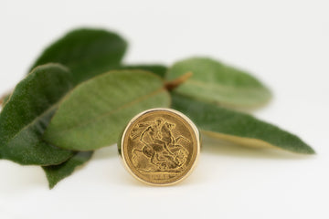 22CT Yellow Gold 1925 Sovereign B.P Minted in South Africa set into a large, heavy 18ct Sold Yellow Gold Ring #27392-6