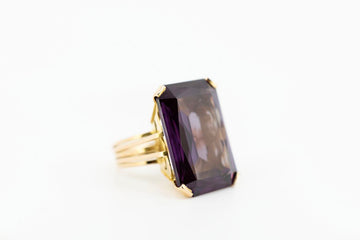 Large Cocktail ring in 18ct gold with Amethyst