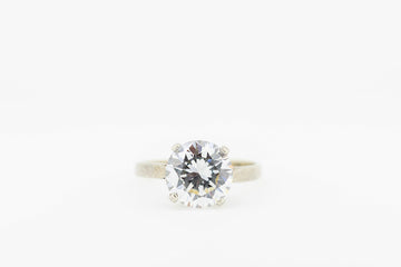 9ct white gold ring with simulant diamond