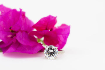 9ct white gold ring with simulant diamond