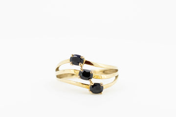 9ct gold ring with three dark sapphires #27618