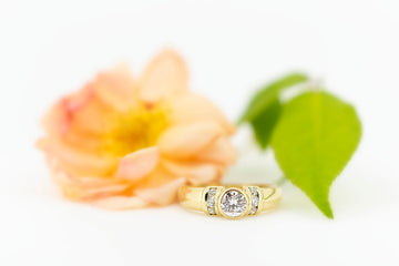 18ct Yellow Gold Round Bezel Set Diamond with 6 Accent Stones #42190