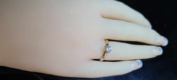 18CT GOLD DIAMOND RING