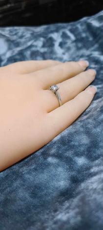 18CT WHITE GOLD AND DIAMOND RING