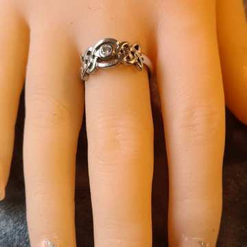 950PT Platinum Ring With Solitair Diamond between Celtic Knot #28PT