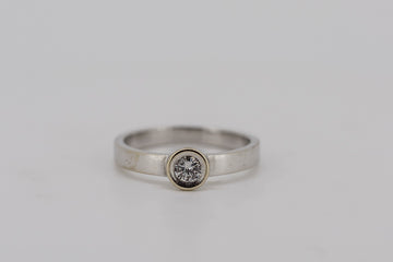 18ct White Gold and Diamond Ring