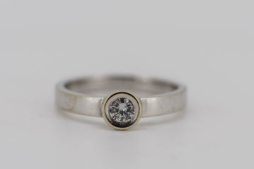 18ct White Gold and Diamond Ring