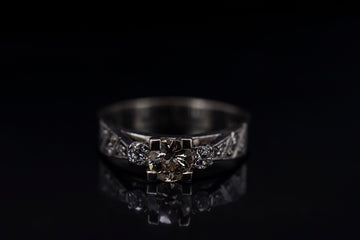 18CT WHITE GOLD DIAMOND RING