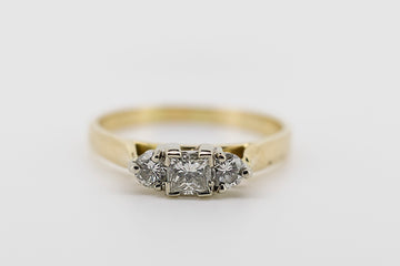 16CT GOLD AND DIAMOND RING