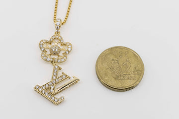 LOUIS VUITTON PENDANT A CHAIN IN 18CT GOLD WITH DIAMONDS