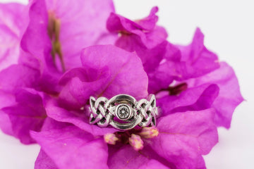 950PT Platinum Ring With Solitair Diamond between Celtic Knot #28PT