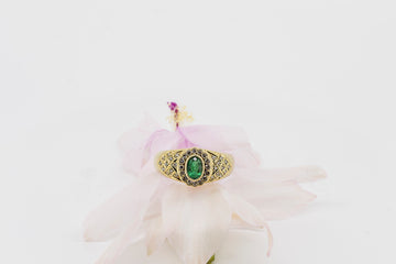 18CT GOLD AND DIAMOND RING WITH GREEN EMERALD CENTRE STONE