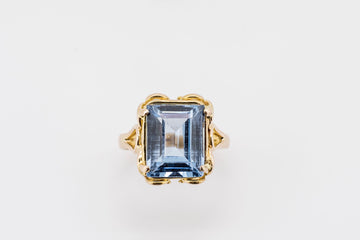 18CT GOLD RING WITH SYNTHETIC LIGHT BLUE SPINEL