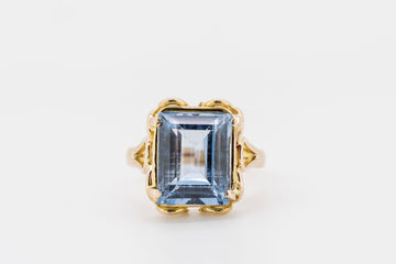 18CT GOLD RING WITH SYNTHETIC LIGHT BLUE SPINEL