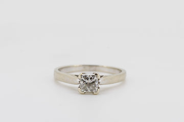 18CT WHITE GOLD AND DIAMOND RING