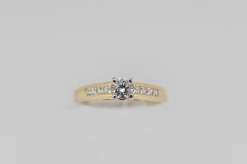 18ct YELLOW GOLD DIAMOND RING