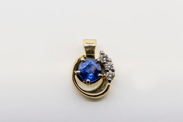 18CT GOLD DIAMOND AND SAPPHIRE PENDANT