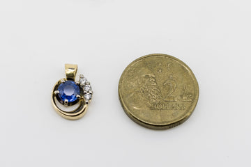 18CT GOLD DIAMOND AND SAPPHIRE PENDANT