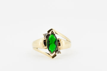 9ct Gold Ring featuring a stunning Green Stone.