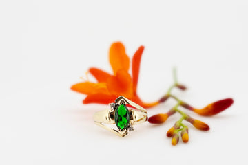 9ct Gold Ring featuring a stunning Green Stone.