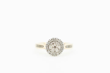9CT gold ring with moissanite