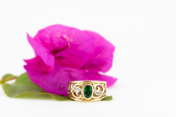 9ct gold ring with Emerald