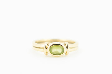 9CT GOLD RING WITH GREEN PERIDOT STONE