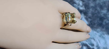 18CT GOLD RING WITH A MASSIVE LEMON QUARTZ STONE