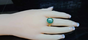 Emerald stone set in 20ct gold ring