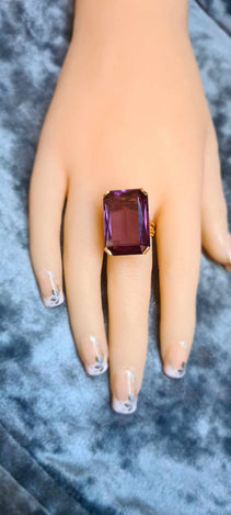 Large Cocktail ring in 18ct gold with Amethyst