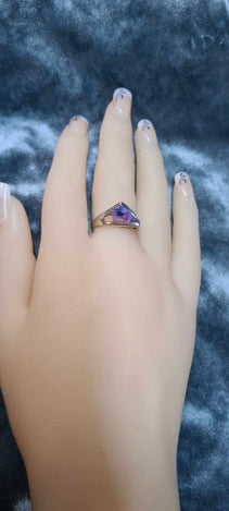 UNIQUE 9CT GOLD RING WITH AMETHYST STONE