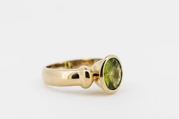 9CT GOLD RING WITH GREEN PERIDOT STONE