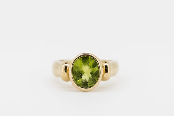 9CT GOLD RING WITH GREEN PERIDOT STONE