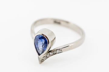 18ct White Gold Custom Made Blue Sapphire ring.