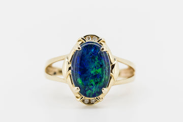 14CT GOLD RING WITH WHITE OPAL