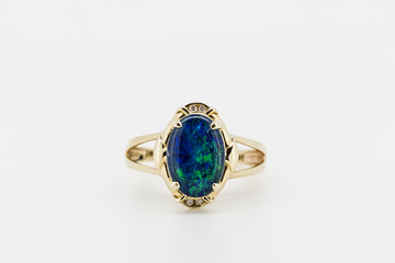 14CT GOLD RING WITH WHITE OPAL