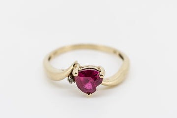 9CT GOLD GARNET RING