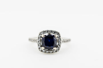 14CT WHITE GOLD RING WITH DIAMONDS AND A CENTRE BLUE SAPPHIRE