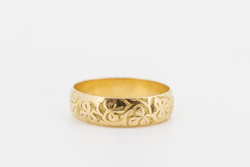 18CT GOLD ANTIQUE RING WITH FLORAL PATTERNING