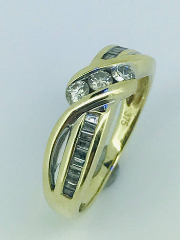 9ct Gold Diamond ring 1024