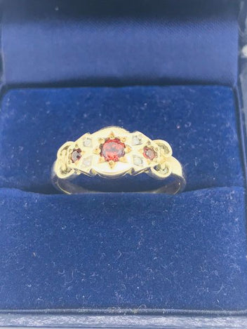 9ct Gold Ring Garnet and Diamond