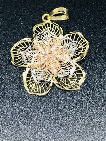 9ct Gold 3 Teared flower Pendant 1144