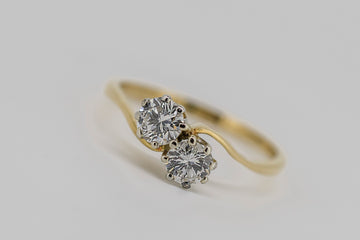 18ct gold ring with double diamonds